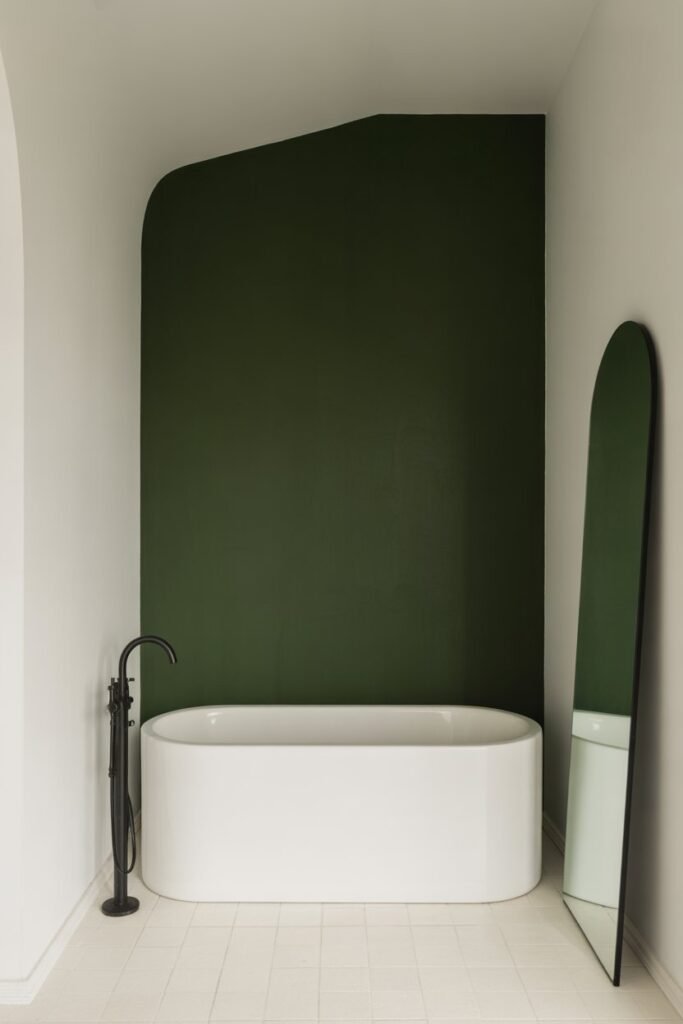 bathroom with dark green feature wall be kzqfwqsdroqzrpyyyz era ge123hiyrjkvcgx0eof4xa sd